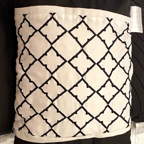 Bb&b Bedding Bundle of 3 Plush Throw Accent Pillows Black White New Condition - Picture 3 of 6